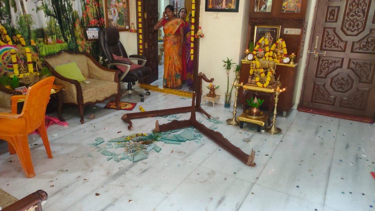 LadduYadavBJP's tweet photo. If you want to fight with @Arvindharmapuri anna fight Democratically not by attacking house when he is not at home. 

If he was at home he would have shown #TRS Goons what he is.

We are with you @Arvindharmapuri anna. https://t.co/Z73nGrAfC4