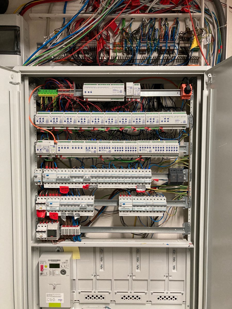 brutella's tweet photo. Die KNX Komponenten und Elektromaterial hab ich alle bei Voltus gekauft. Preislich waren die dort immer am günstigsten. Lieferung hat auch immer gepasst. 👍

#voltus #bauenmitvoltus @voltus_gmbh @nordic.energy https://t.co/hB5lO2M7oT
