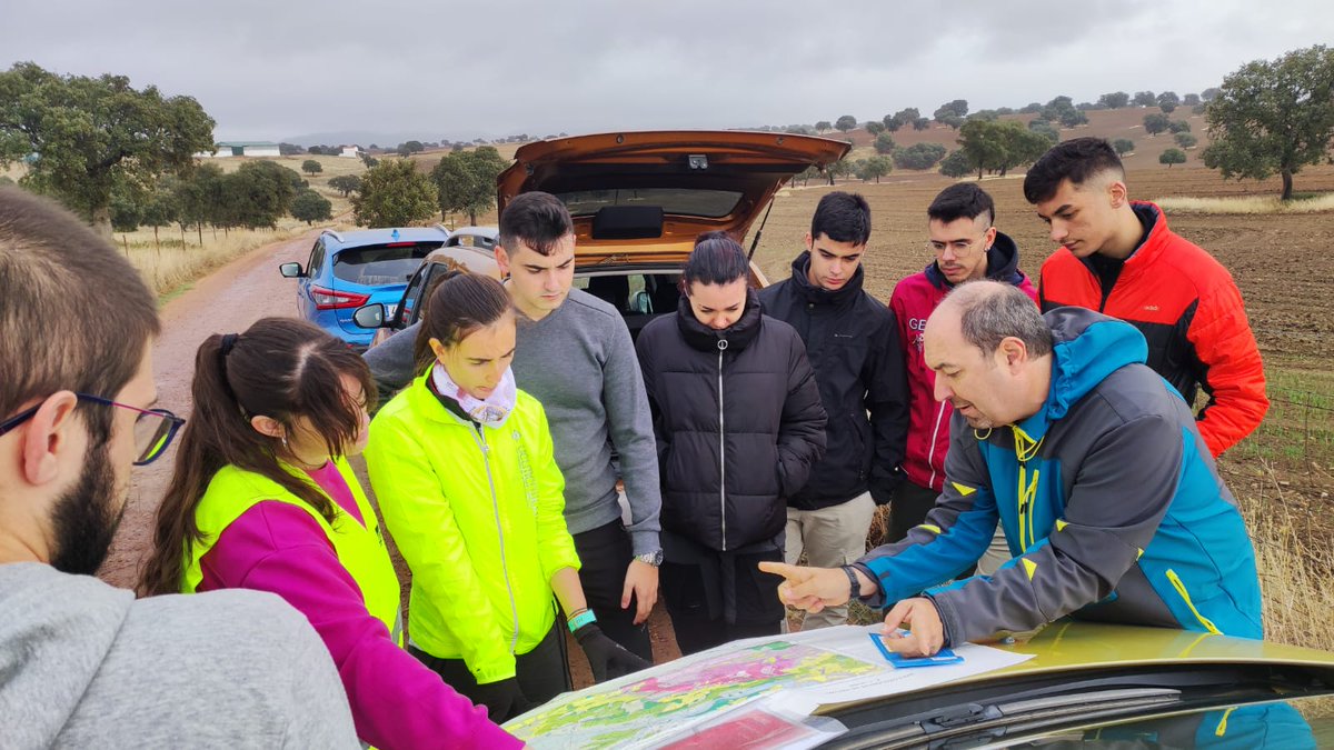 GeografiaUCLM's tweet photo. Alumnos de 1° y 4° del Grado en Geografía, Desarrollo Territorial y Sostenibilidad #UCLM realizan prácticas de inventario de geomorfositios, con las asignaturas Geografía Física y sostenibilidad, y Patrimonio geomorfologico y Turismo, en #Abenójar #CiudadReal #Trabajosdecampo https://t.co/7qhspZ8J6J