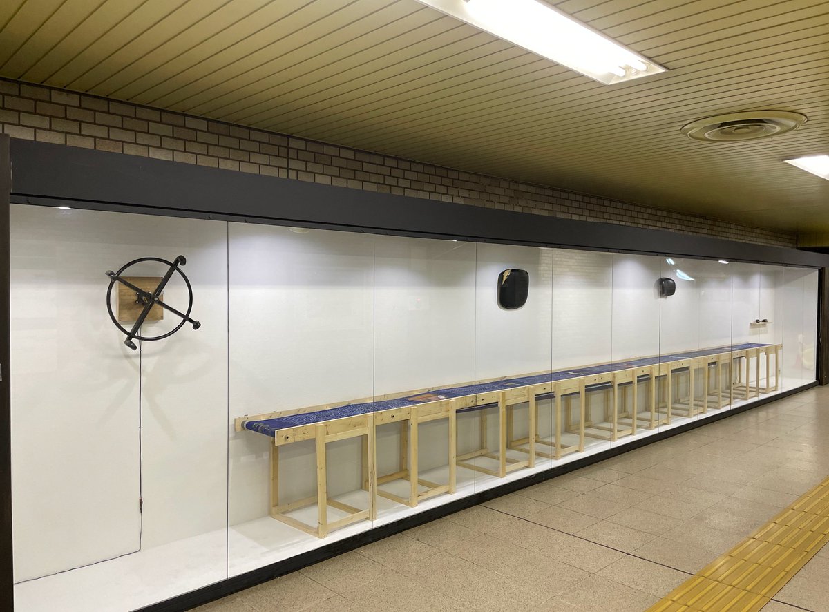 fukasawafumi's tweet photo. 札幌大通り駅地下道、500m美術館の企画展「笑う門には福きたる」に参加します。
2022.11.19-2023.1.11まで。
《アメレースの河・石はどんぶらこ》2022
というベルトコンベアに文字多めの絵巻物が回っている新作です。 https://t.co/xKPy2oLtUk