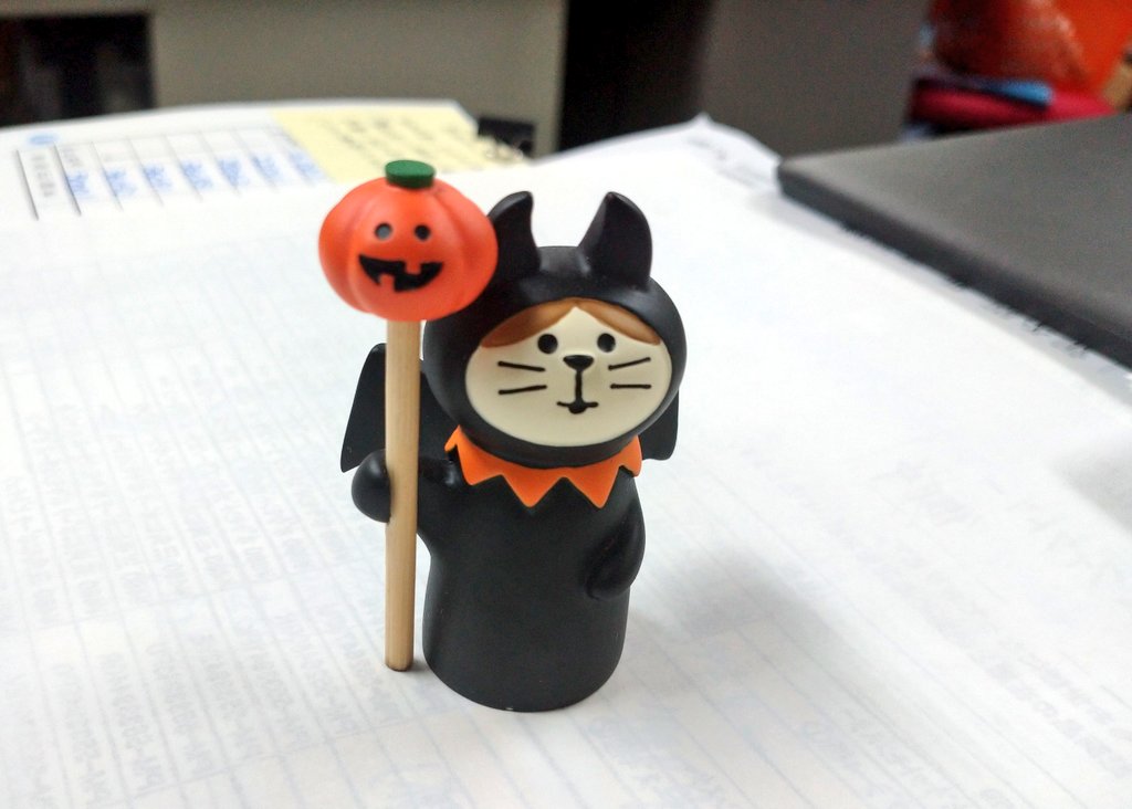 noahsark_sc's tweet photo. 書類の飛び防止と番人をしてくれるねこずきんデビルちゃん🎃🦇
週末ですね。今週もお疲れ様でした😊
 #コンコンブル  #concombre https://t.co/luarQ3Cx1J