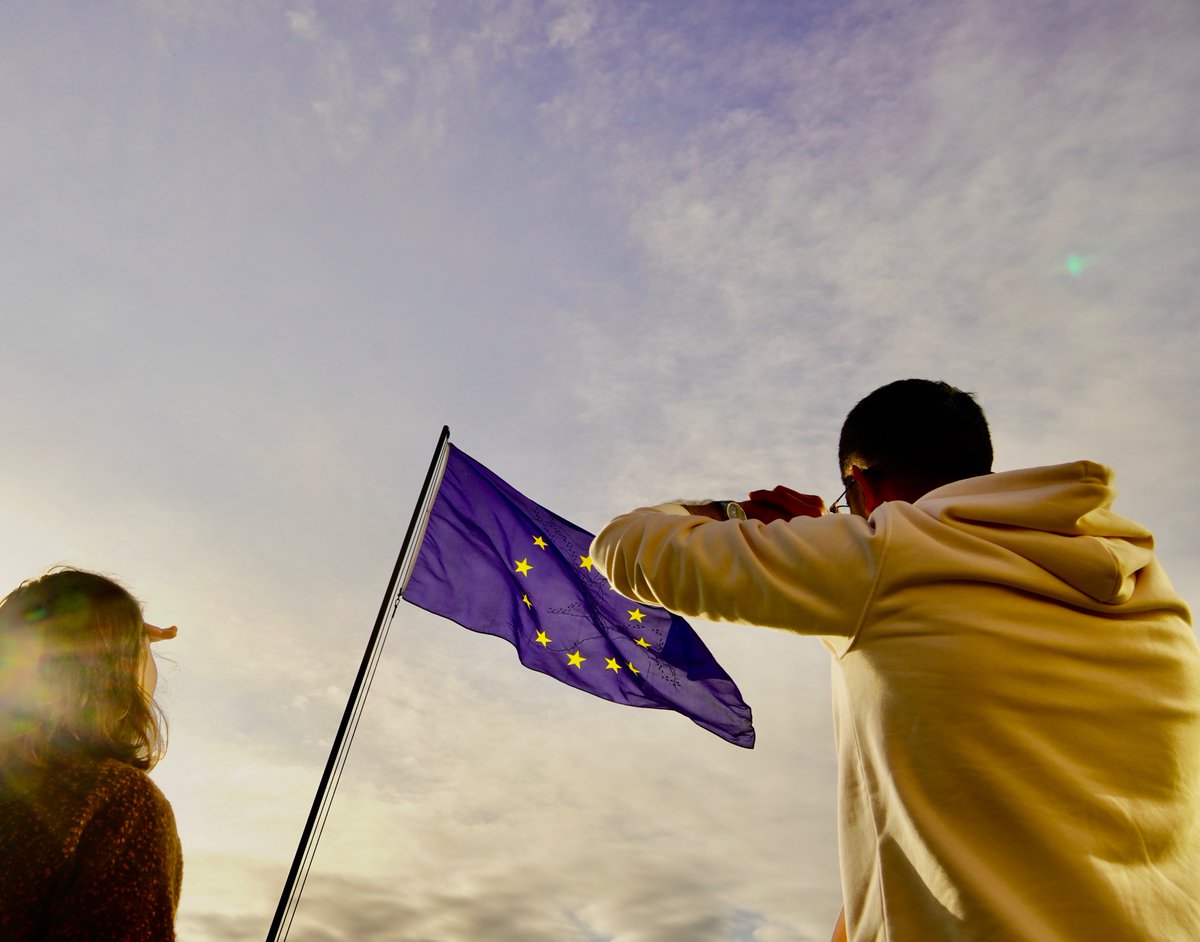HISSER PAVILLON DE L'AVENIR
Il y a une semaine, le collectif <a href="/wecamefrom1/">we came from</a> dressait Esplanade de l'Europe à Montpellier l'étoffe sera brodée avec des rescapés, entre France et Italie, avant d'être hissée sur le pont du Navire Avenir. #zat #navireavenir #SOSMediterranee #vplp