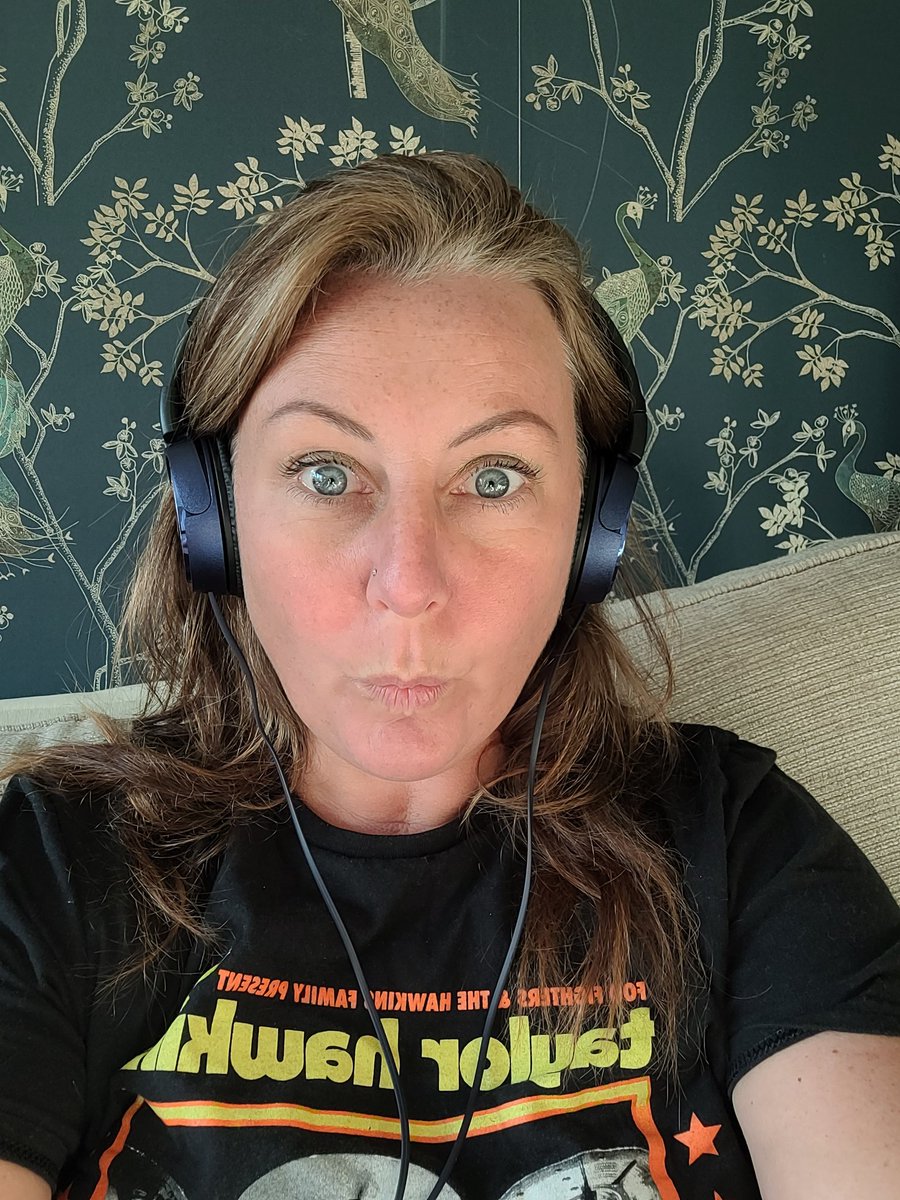 Ooohhh lala what's all this about then?!?!?! Someone's given me some headphones and a mic!!!!