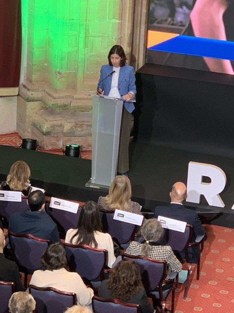ceeiasturias's tweet image. Continuamos en la entrega de los #PremiosRADAR 2022 con Rocío Arroyo, CEO de @AmadixDx y premio nacional de innovación 2022. 

@SCTAsturias @idepasturias @ceeiasturias