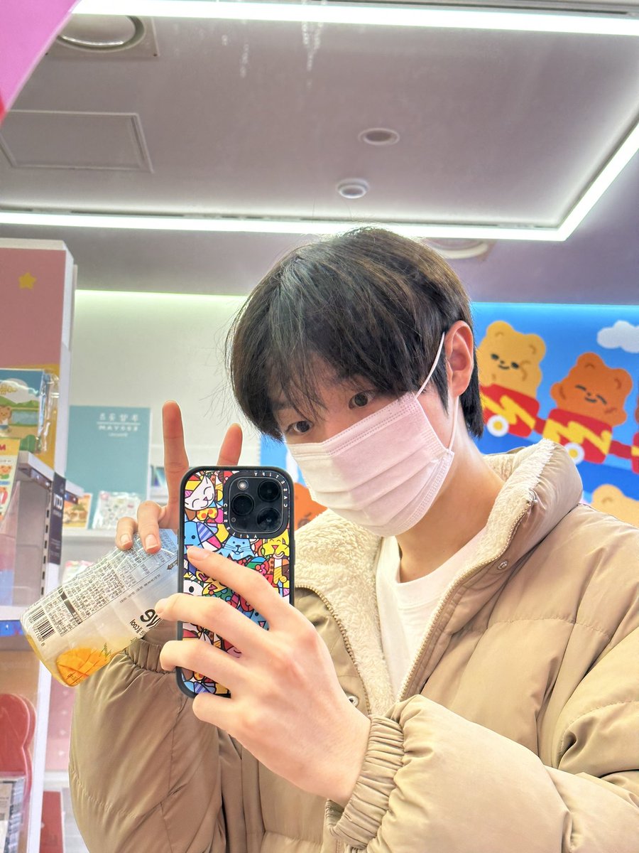 aplus_bigdipper's tweet photo. 빛이형이랑 산책하다가 곰돌이가 많길래
아이쇼핑하고 왔어요🤑🧸

#THEBIGDIPPER #더빅디퍼
#시우 #SIWOO https://t.co/TALXzTVfoV