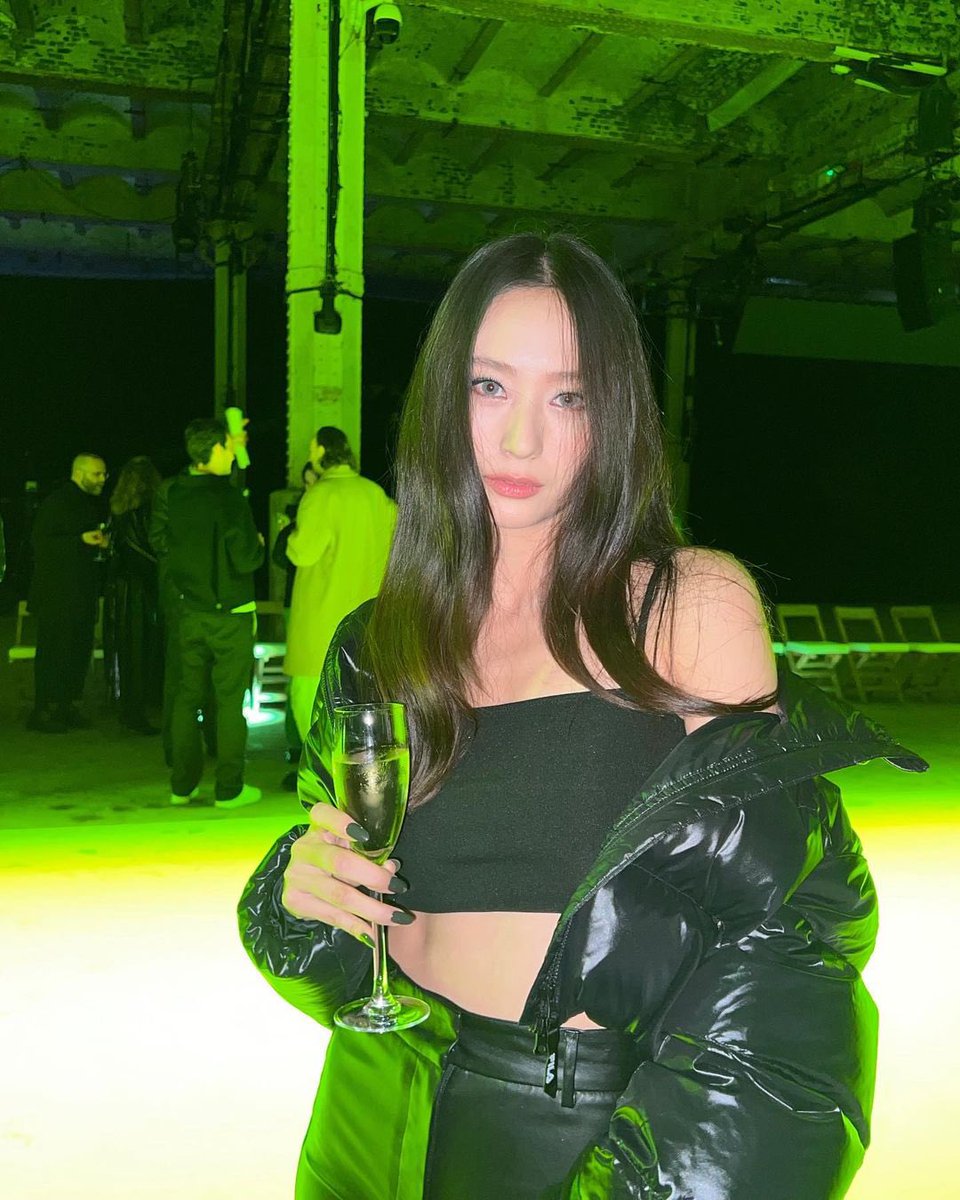 kaydramaaddict's tweet photo. krystal looks so fucking sexy i actually can't do this https://t.co/3t5VyYPwyC