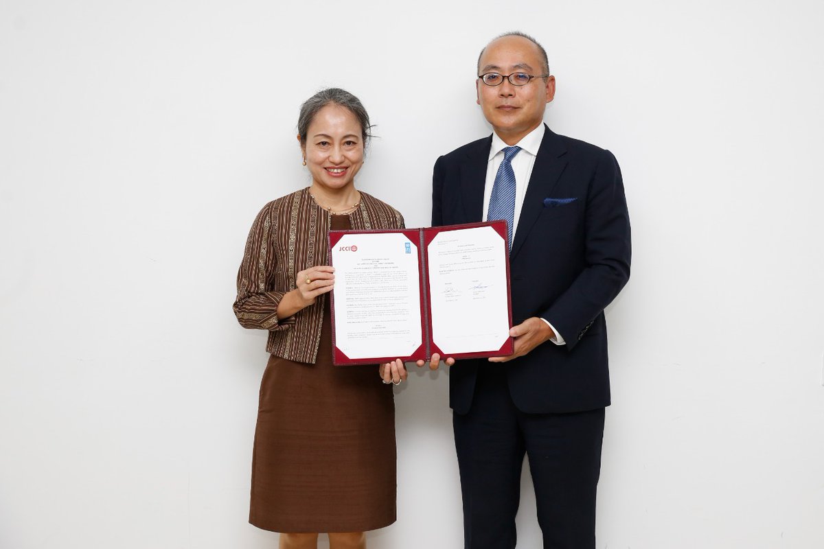 UNDP_India's tweet photo. Stronger partnerships🤝 to advance #SDGs.
@UNDP_India & Japan Chamber of Commerce & Industry in India (#JCCII) signed✍️ an MoU to ⬆️ pvt sector p'ship for the #GlobalGoals.
The MoU also put an emphasis on collaboration for #NetZero Emissions initiative supported by 🇯🇵 in 🇮🇳. https://t.co/b6JlUfrHaw