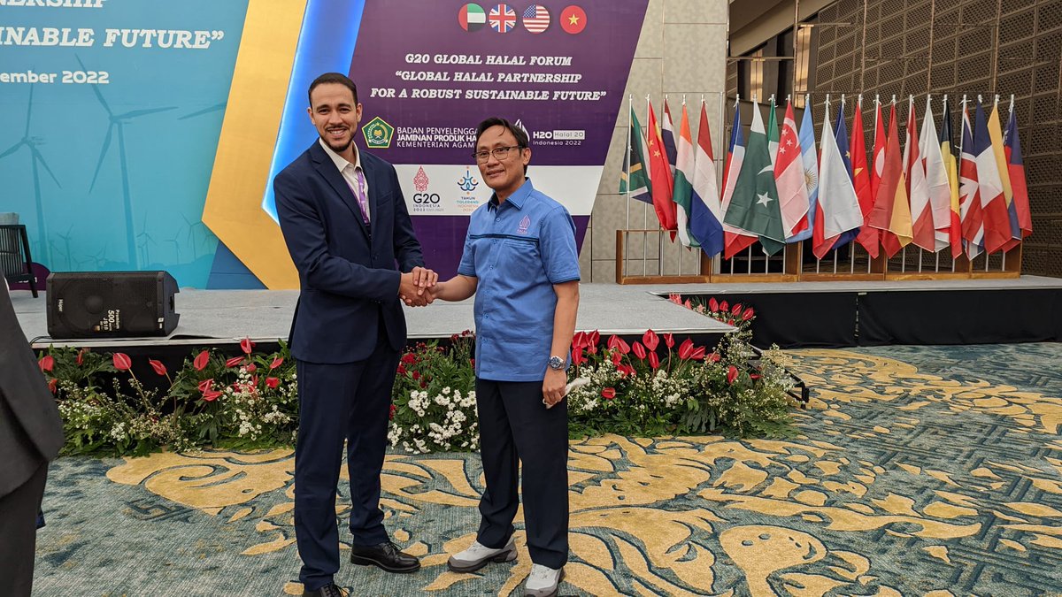 HFQ_Central's tweet photo. We had the honor to meet in person the President of BPJPH.
Tuvimos el honor de conocer en persona al Presidente de BPJPH.
#G20Indonesia2022 #G20Summit #halalcertification https://t.co/9Hh0M7y2wM