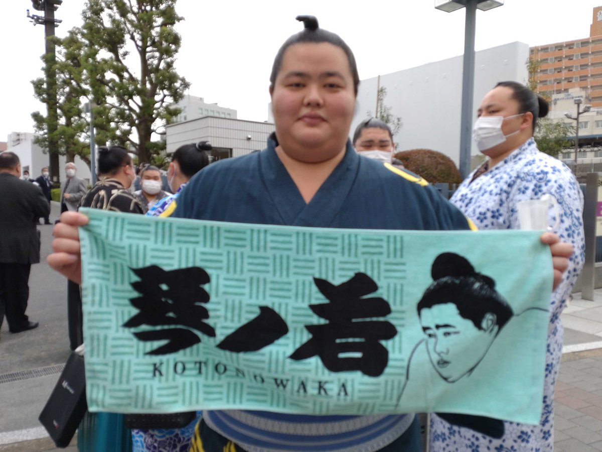 力士イラストタオル】 ラインナップは全14種。 琴ノ若タオルも好評