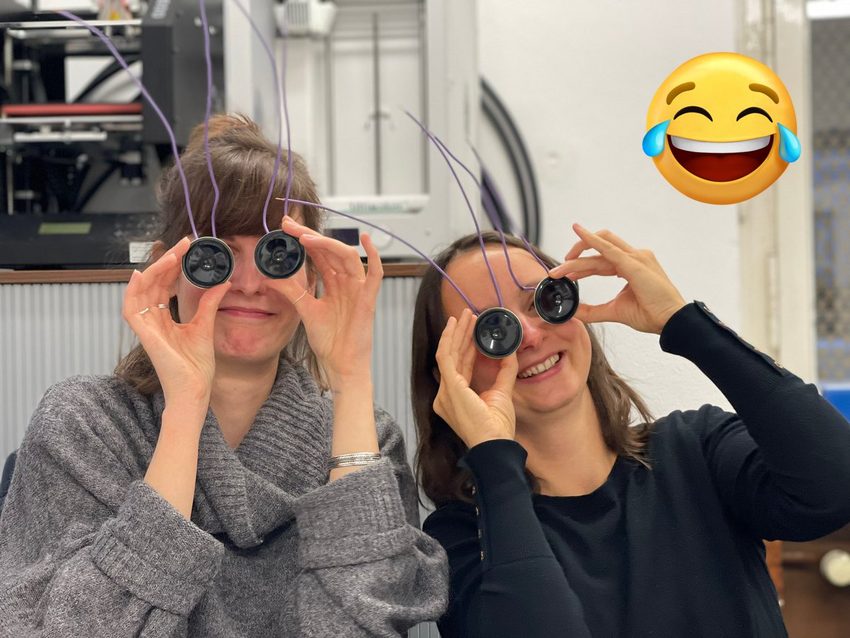 Tag 2 bei unserer #IoT Train the Trainer Schulung: Gestern #Arduino Einführung + Display/Sensor 👾 Heute Praxisprojekt 🔊 Wir haben schon mal vorgelötet <a href="/Sarapedia1/">Sarapedia</a> <a href="/ninettninett/">Ninett Rosenfeld</a> 🎉 Was wir wohl bauen werden!? 🧐 #Lötparty  #trainthetrainer #making