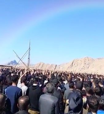Mojtabapacino's tweet photo. چون نمیشد عکس خاکسپاری کیان رو دید و آسمون رو بدون رنگین‌کمان تصور کرد...
#مهسا_امینی https://t.co/zppxBAdMUP