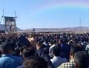 Mojtabapacino's tweet photo. چون نمیشد عکس خاکسپاری کیان رو دید و آسمون رو بدون رنگین‌کمان تصور کرد...
#مهسا_امینی https://t.co/zppxBAdMUP