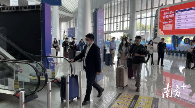 iGuangdong's tweet photo. 🤝 #MadeInGD and #SmartGD products will shine brighter in global markets. #Guangdong has launched a series of "Cantonese Business Go Global" (CBGG) charter flights to help local enterprises overcome travel barriers and attend worldwide expos to talk face-to-face with customers. https://t.co/h6N2GzEezT