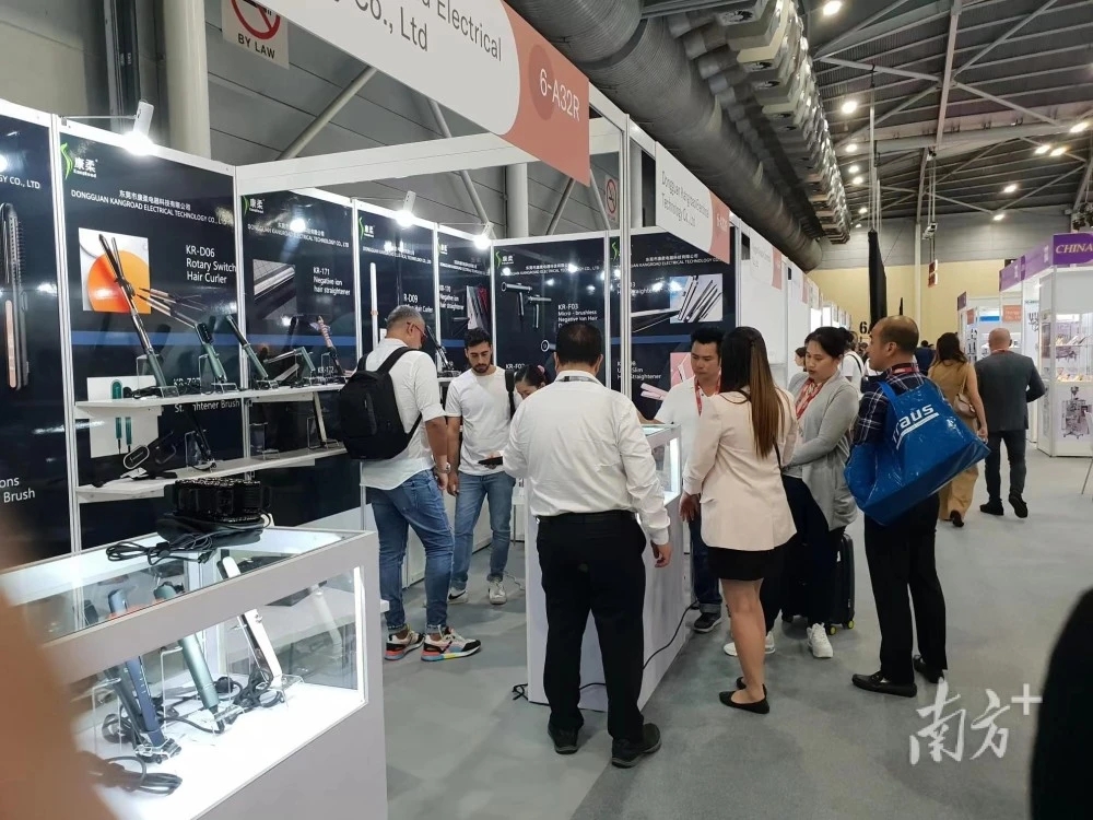 iGuangdong's tweet photo. 🤝 #MadeInGD and #SmartGD products will shine brighter in global markets. #Guangdong has launched a series of "Cantonese Business Go Global" (CBGG) charter flights to help local enterprises overcome travel barriers and attend worldwide expos to talk face-to-face with customers. https://t.co/h6N2GzEezT