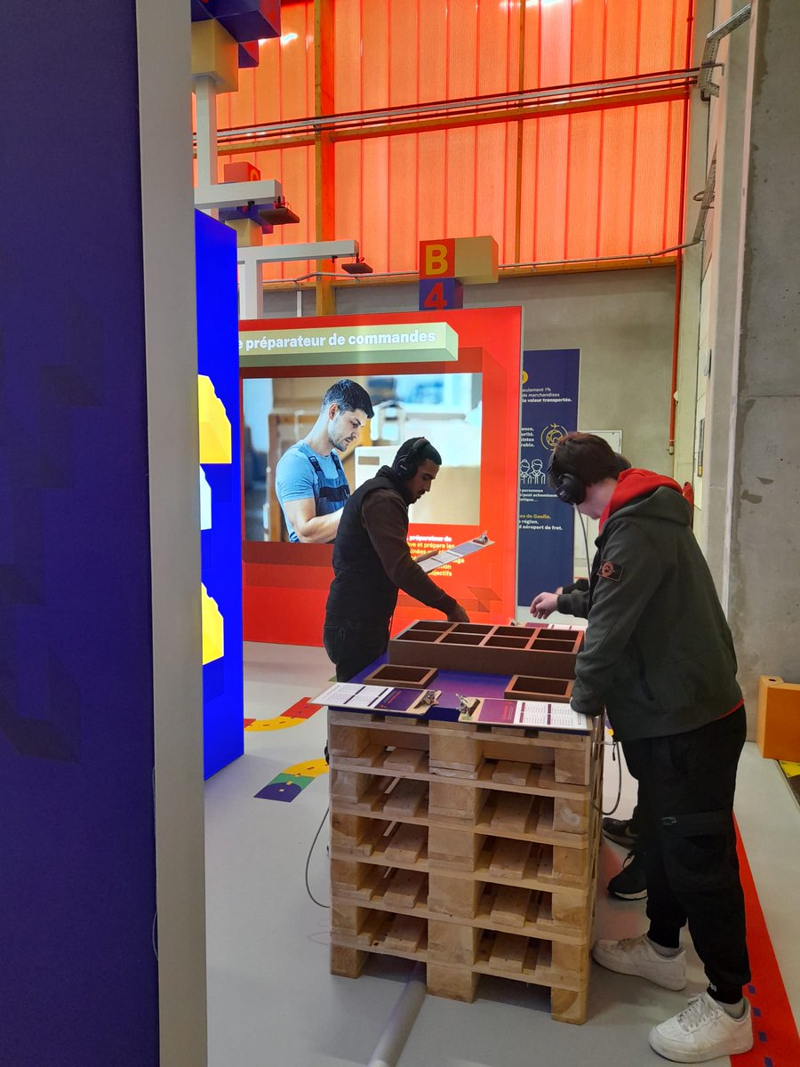 #TousMobilises #AvecPoleEmploiLomme: Les métiers de la logistique recrutent! Pour découvrir ce secteur et peut être s'y former, 11 jeunes lommois en CEJ ont réalisé avec succès, l'escape game du Logistic Tour!
👉euralogistic.com/fr/logistictou…
 👉travail-emploi.gouv.fr/emploi-et-inse…
