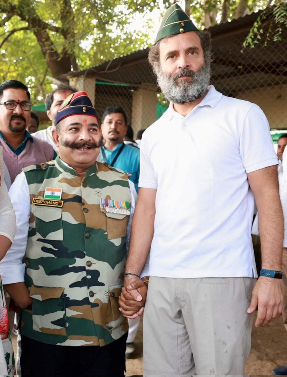 MaharashtraKkc's tweet photo. सलाम इस योद्धा नायक दीपचंद जी
देश आपका महान बलिदान याद रखेगा!
 
कारगिल युद्ध में दुश्मनों के दांत खट्टे करने वाले #नायक_दीपचंद_जी आज भारत जोड़ो यात्रा में #राहुल_गांधी_जी के साथ शामिल हुए.!

#भारत_जोडो़_यात्रा https://t.co/5HCWUFHn2d