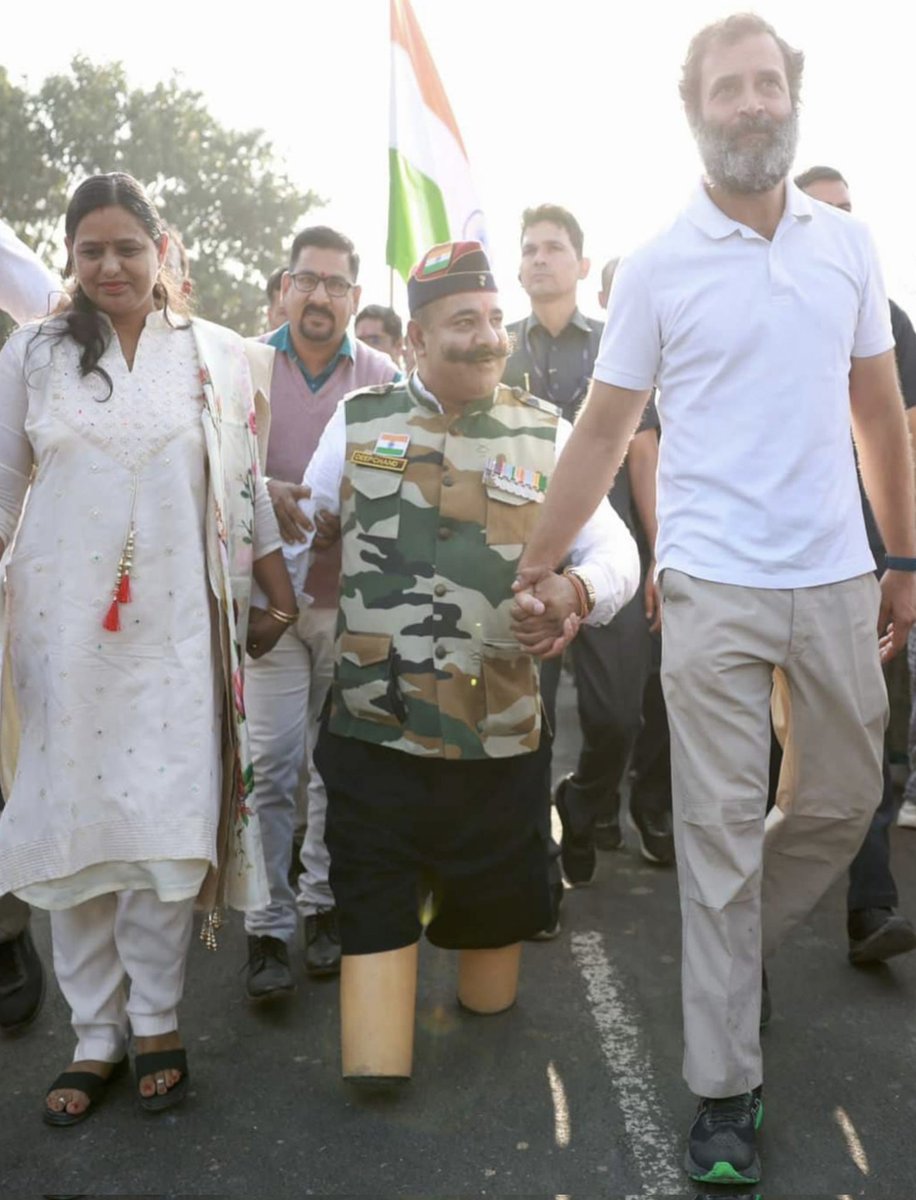 MaharashtraKkc's tweet photo. सलाम इस योद्धा नायक दीपचंद जी
देश आपका महान बलिदान याद रखेगा!
 
कारगिल युद्ध में दुश्मनों के दांत खट्टे करने वाले #नायक_दीपचंद_जी आज भारत जोड़ो यात्रा में #राहुल_गांधी_जी के साथ शामिल हुए.!

#भारत_जोडो़_यात्रा https://t.co/5HCWUFHn2d