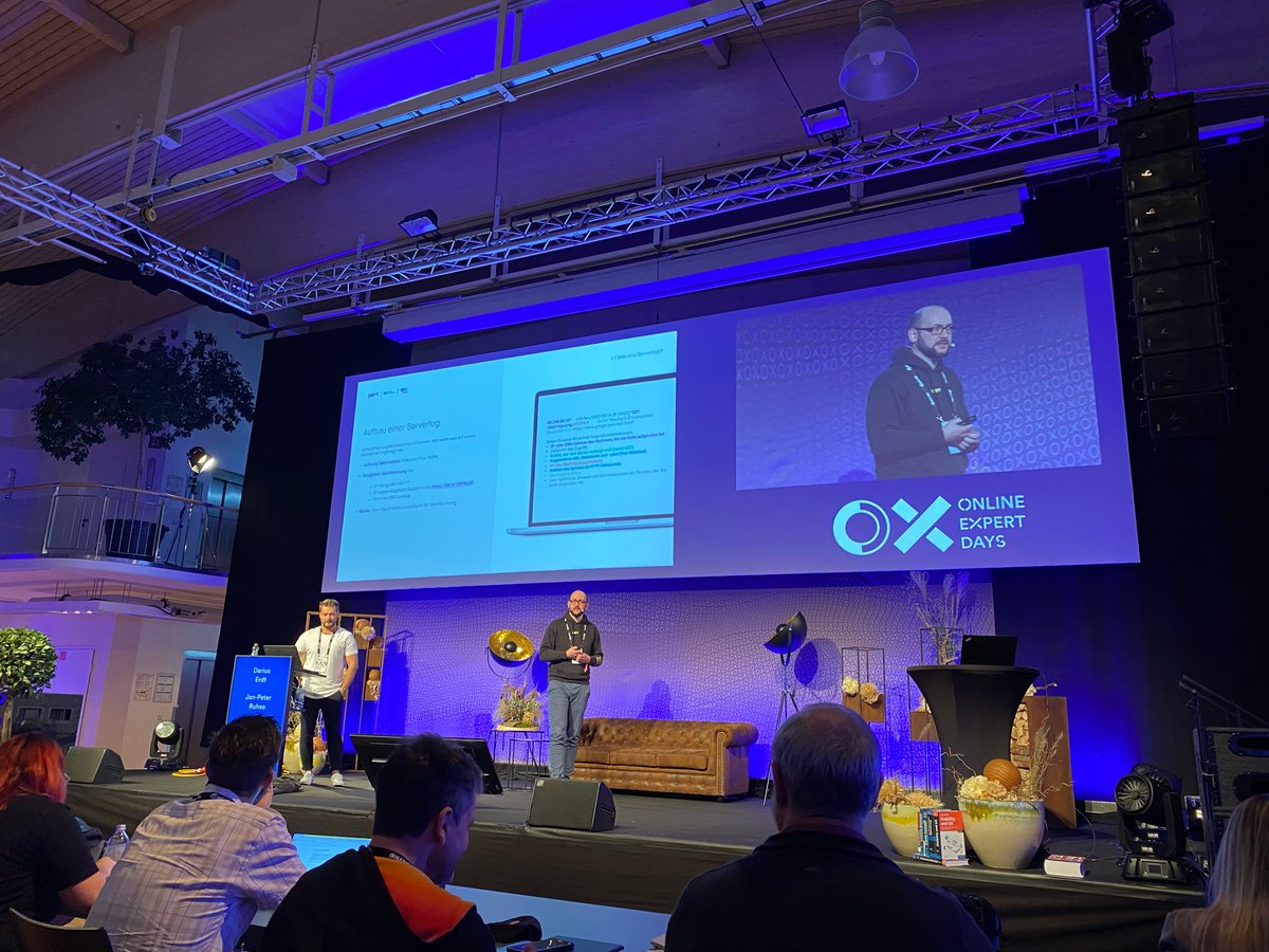 „Crawling rockt!“ meinen <a href="/JanRuhso/">Jan-Peter Ruhso</a> und Darius Erdt in ihrem Vortrag zum Crawl Management. #SEOKomm #oxd