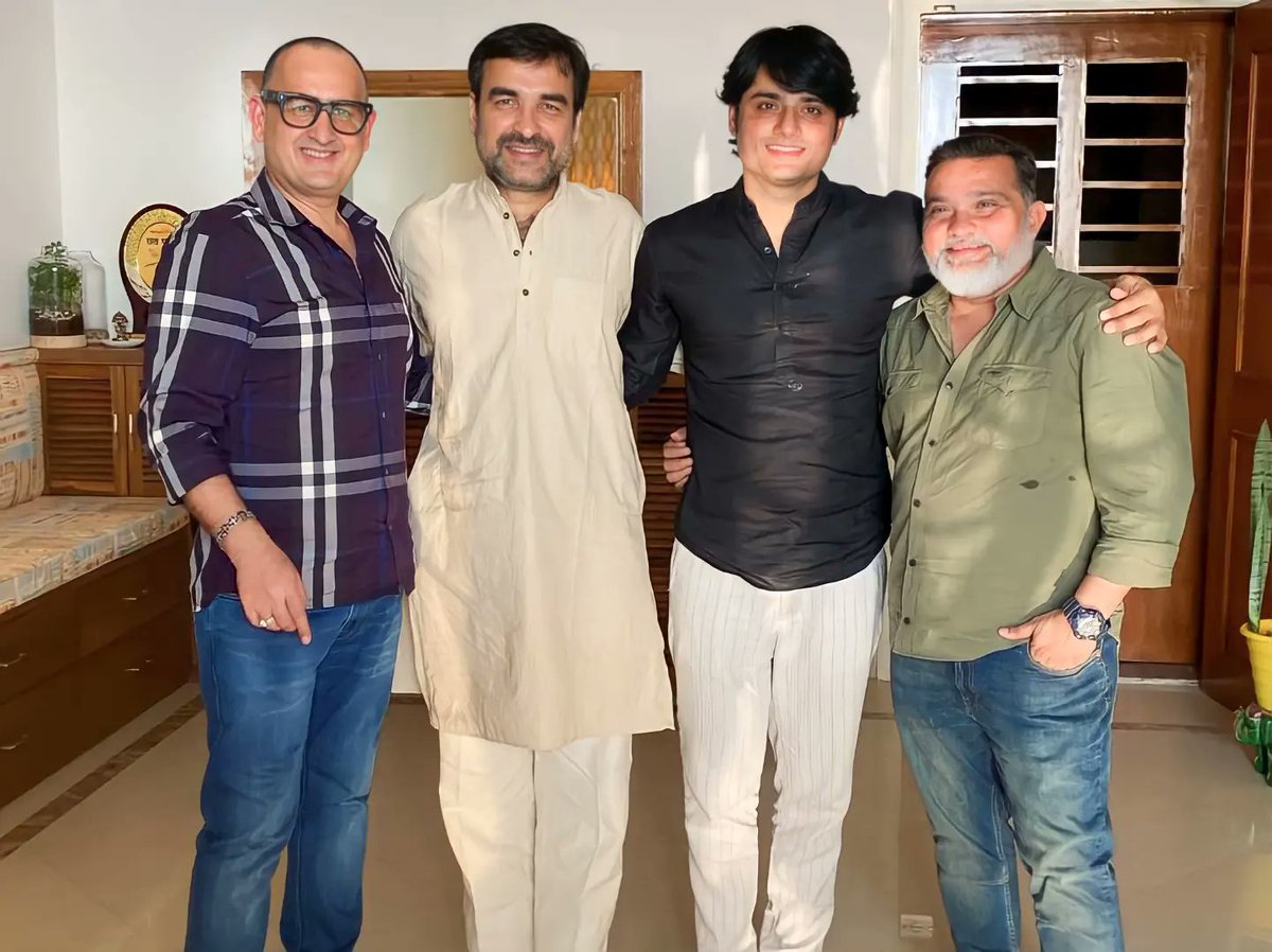 TripathiiPankaj's tweet photo. "भारत जमीन का टुकड़ा नहीं, जीता जागता राष्ट्रपुरुष है।" 

ये पंक्तिया लिखनेवाले महान नेता श्री.अटल बिहारी वाजपेयी जी कि भूमिका मुझे बड़े पर्देपर साकार करने का अवसर मिल रहा है, ये मैं अपना सौभाग्य मानता हूँ! 
#ATAL जल्द ही ।

@meranamravi @vinodbhanu @thisissandeeps https://t.co/xnl1sT0Ke9