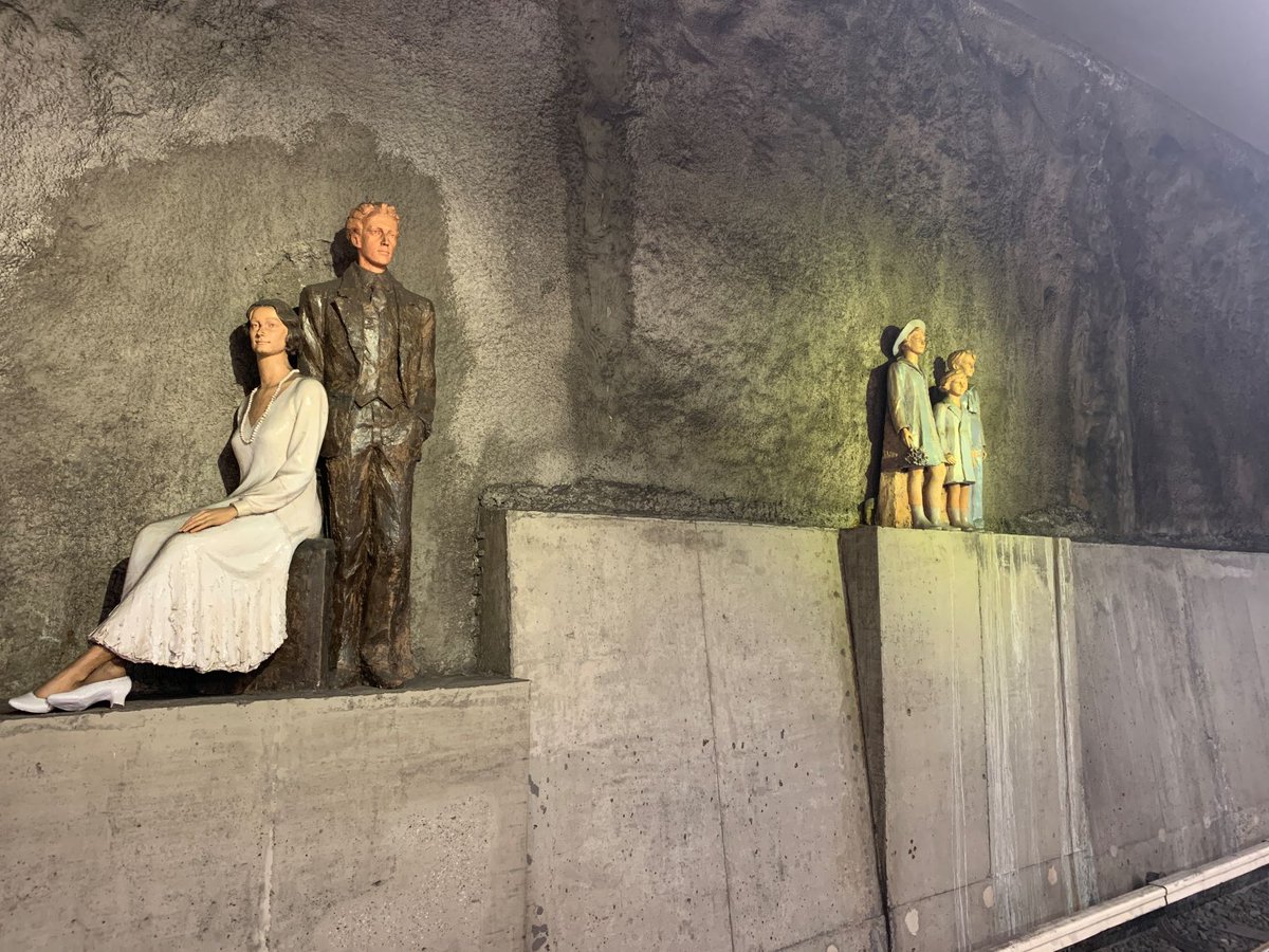 LFarnsworth's tweet photo. How to make a depressing metro station more depressing.

#brussels #belgium 🇧🇪 #fridayphoto #andobserving👓 https://t.co/aBbXlKFMJs