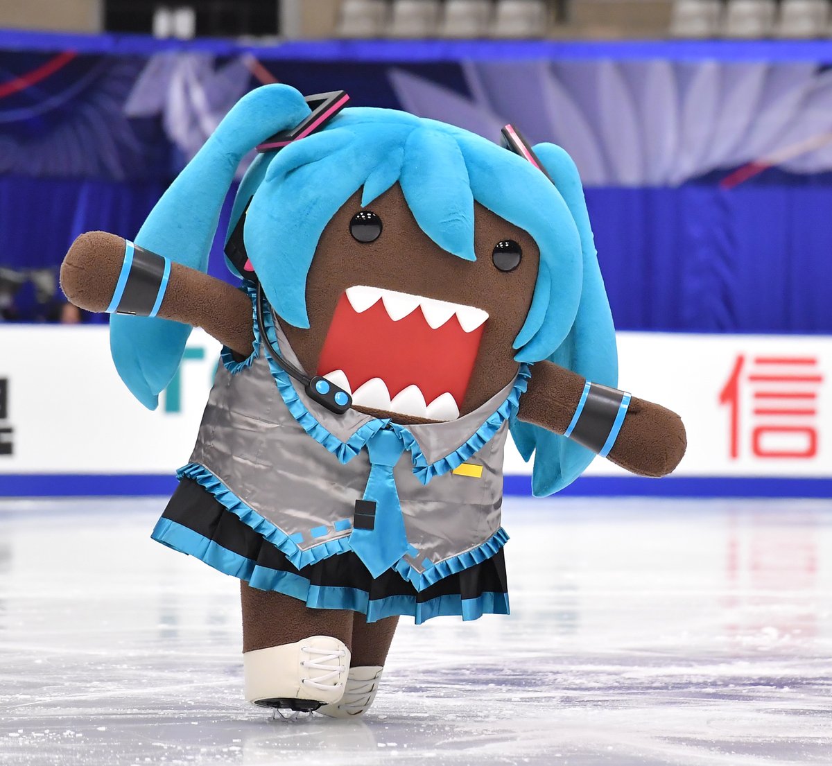 Nhk杯フィギュアでインターバル中にどーもくんが初音ミクのコスプレをしてリンクに登場した 今週の情報過多 Togetter