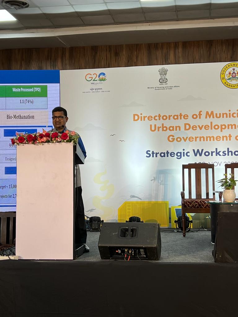 SwachhBharatGov's tweet photo. In #ManagingSolidWaste session at #StrategicWorkshop on SBM-U 2.0 for Karnataka, Sh. J.B Ravinder,Joint Advisor,CPHEEO emphasized on #WetWaste:Compost & Bio-methanation. Explaining the national scenario, joint advisor highlighted waste generation, collection & processing of waste https://t.co/5hnxLz5dds