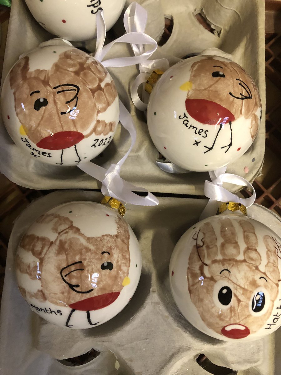 Don’t forget your baubles…free mince pie crumbles when you make baubles with us on Wednesdays 

#saletown #m33 #Manchester #paintapot