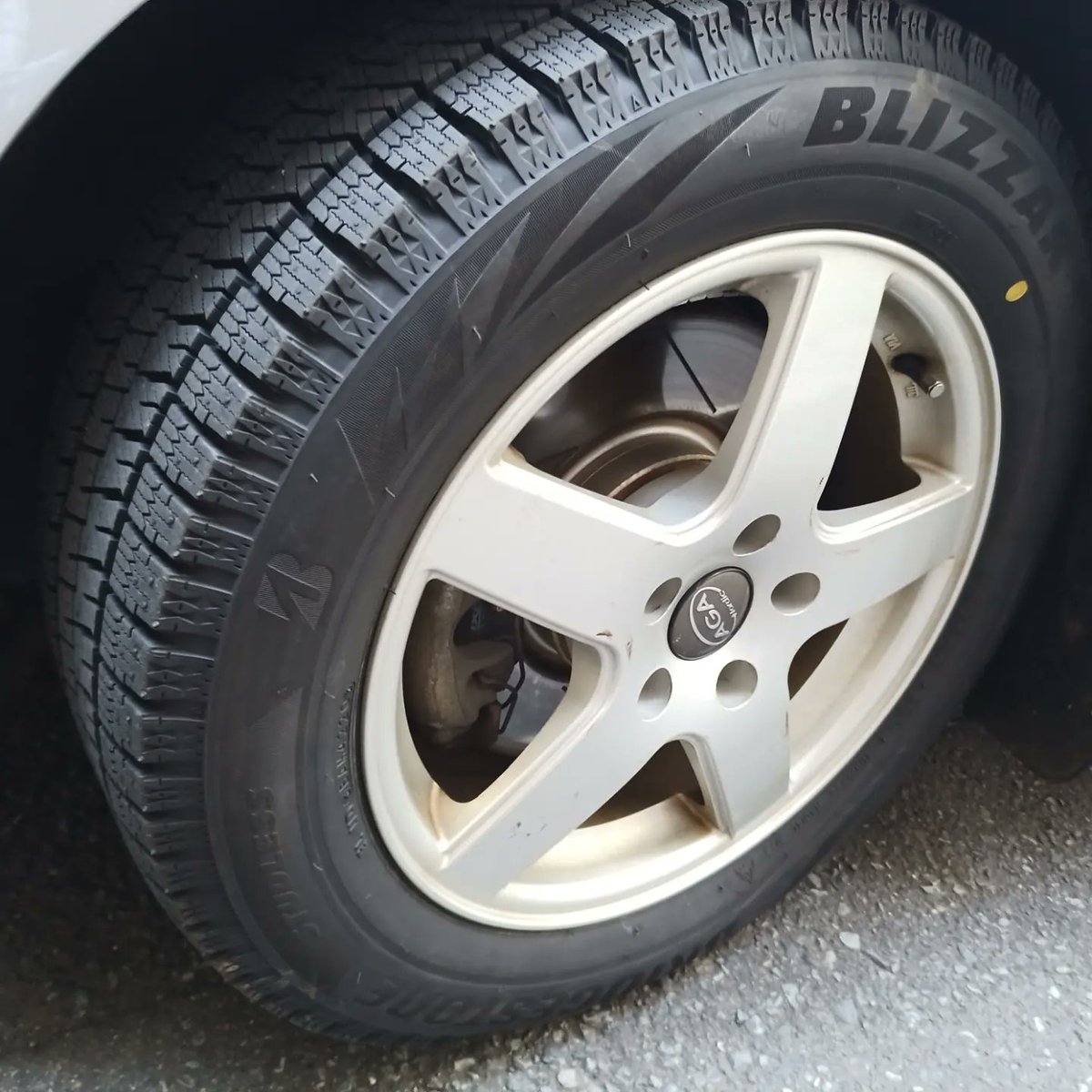 tksaihaya1's tweet photo. お疲れ様です。
冬支度(その1)完了しました。
あとは、山でガンガン降って欲しいです☃❄☃
失礼します。
#ブリジストン
#ブリザック
#ディクセル
#dexcel
@dixcel_kouhou https://t.co/aIOovWXPbx