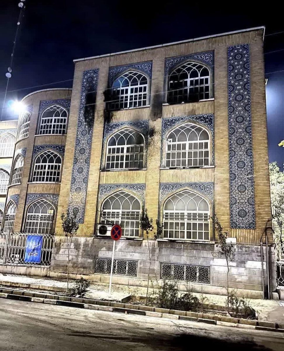 ShelerHaghani's tweet photo. پیام‌ از قم:
«اینجا مدرسه معصومیه، خیابان بلوار امین است. دیشب در آتش خشم مردم سوخت.
سالهاست مردم قم از نزدیک شاهد ظلم و تبعیض این قشر لاشخور هستند.
بهترین زمین‌ها در بهترین قسمت‌های شهر برای این‌هاست. ما مردم قم همراه تمام مردم ایران هستیم»

#مهسا_امینی https://t.co/bREK1vl9xu