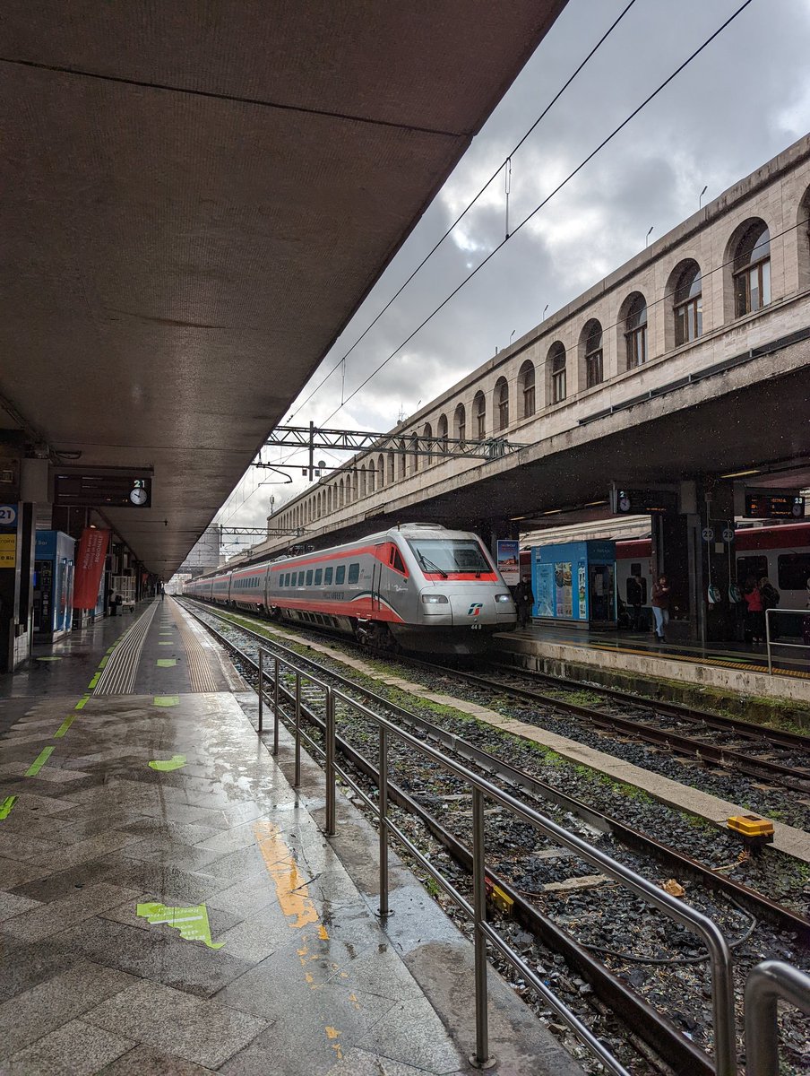 Bit of trainspotting from Milano - Firenzi - Roma. En route to Palestrina for our final concert 🇮🇹 #Odhecaton