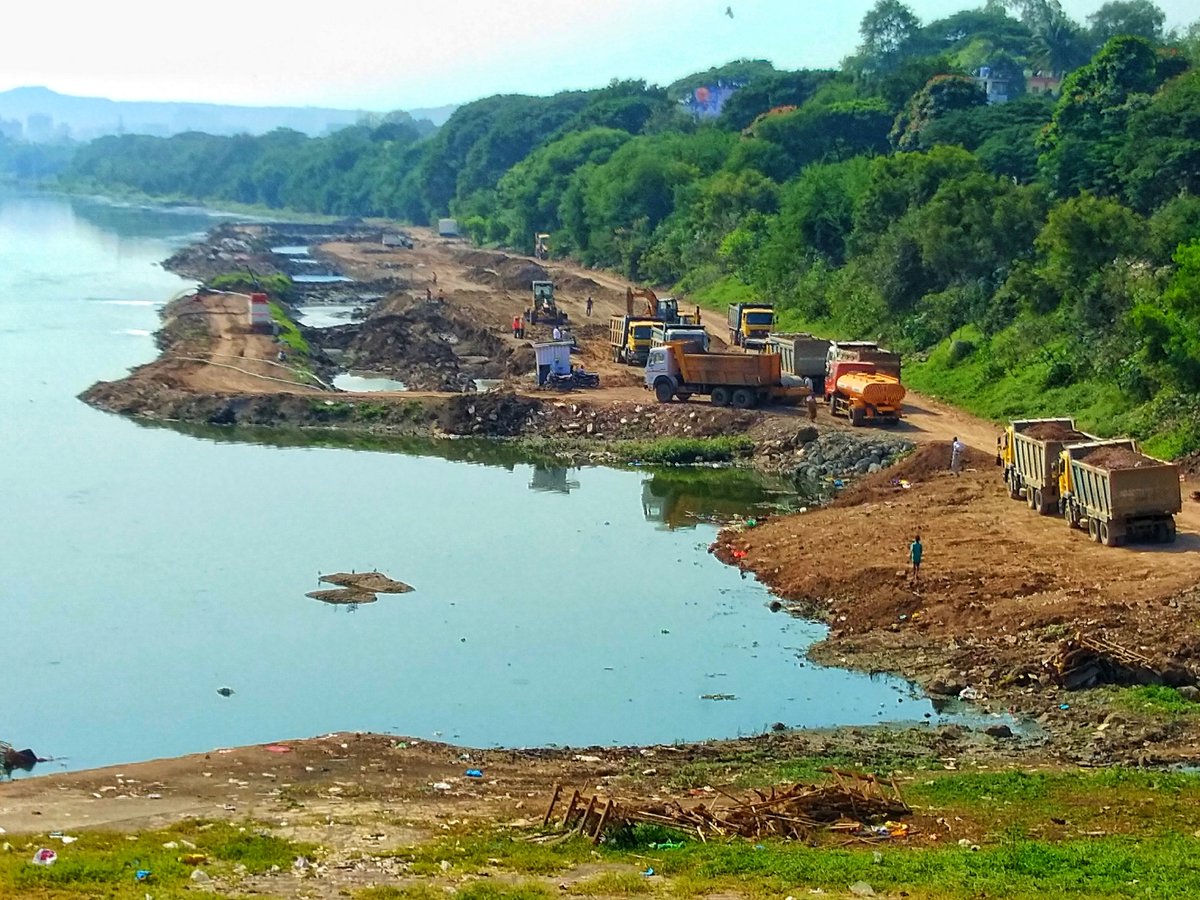 DEVESHS67071822's tweet photo. 🚨 It seems that PMC has finally started some construction work for the Riverfront Development Project in the riverbed near Bund Garden..

Excavators and dumpers with a lot of soil have been coming here from past few days 🚨

@Shaikh_Mohsin12 @cbdhage @Sahilinfra2 #Pune https://t.co/3ynj4hxVfO