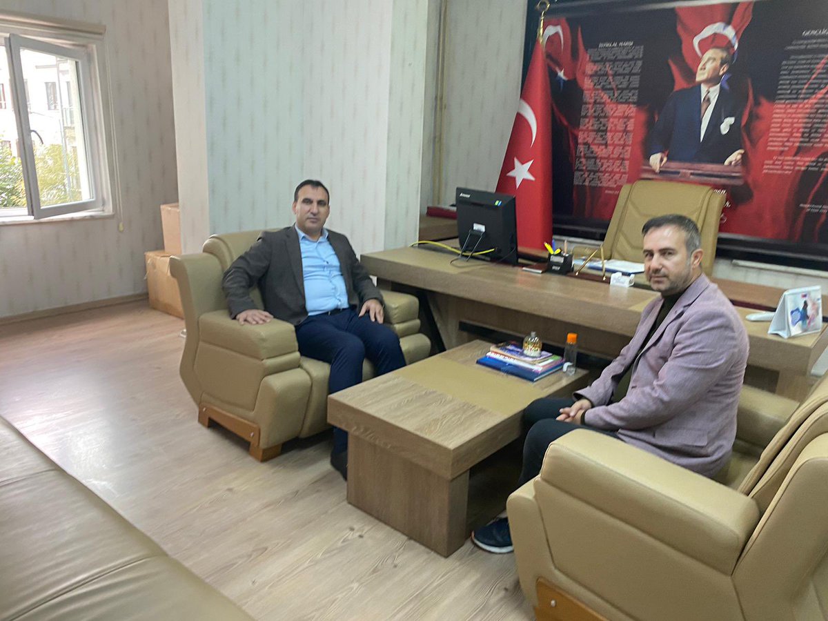 Entellektüelliği sadeliği ve karakteriyle işine değer katan Avcılar Mesleki Eğitim Merkezi Müdürü Değerli dostum Coşkun Bodur’u ziyaret ederek hasbihal ettik.