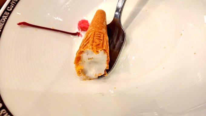 コメダのソフトクリームって、見た目もデカイが、コーンの最後まで中たっぷりだから見た目以上や。
かじってもかじっても中身がある 