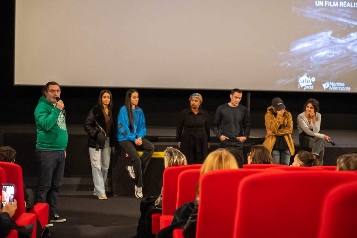 nantesfr's tweet photo. 🎬 Ce jeudi 17/11, c'était l'avant-première du documentaire "On a Toujours dit Place Centrale" produit par @Cafeprod44. Un travail de mémoire sur l'histoire du quartier Bellevue, la place Mendès-France, de sa création dans les années 60 à aujourd'hui. @3asseh @saintherblain https://t.co/YuTwKV7n41