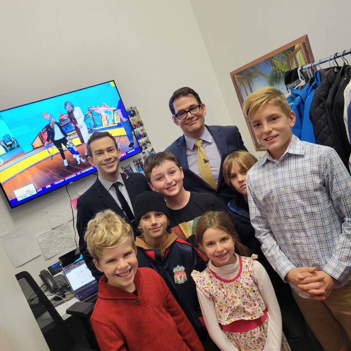 Fox5TerriT's tweet photo. When you are studying weather in school and get access #BehindTheScenes Montessori International of Annapolis fun tour!
#community #BTSweather #tourgroup https://t.co/ipQ6QRlShk