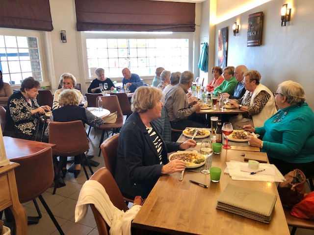 viefwest's tweet photo. In oktober was er de traditionele kaartnamiddag bij Vief Roeselare gepaard met een lekkere maaltijd. De groep genoot van het spel, een aperitief en een smakelijke lunch. Moraal van het verhaal: bij Vief Roeselare moet u zijn voor een fijne namiddag.
#Vief #senioren #Roeselare https://t.co/QQyXQebyEU