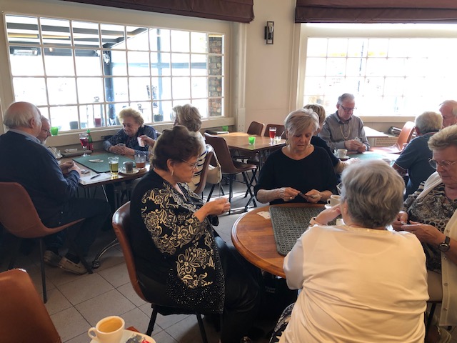 viefwest's tweet photo. In oktober was er de traditionele kaartnamiddag bij Vief Roeselare gepaard met een lekkere maaltijd. De groep genoot van het spel, een aperitief en een smakelijke lunch. Moraal van het verhaal: bij Vief Roeselare moet u zijn voor een fijne namiddag.
#Vief #senioren #Roeselare https://t.co/QQyXQebyEU