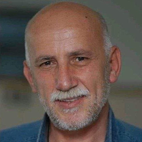 Ömer Lütfi Mete güzel adamdı, derviş adamdı, şiir gibi yaşadı.
*
Ekmek Teknesi, Deli Yürek gibi çığır açan dizilerle televizyonda devrim yaptı, ülkemizin, insanımızın ve değerlerimizin önünü açtı.
*
Güzel bir kuşak yetiştirdi, gitti.
Selâm sana, rahmet sana Ömer Lütfi Ağabey!