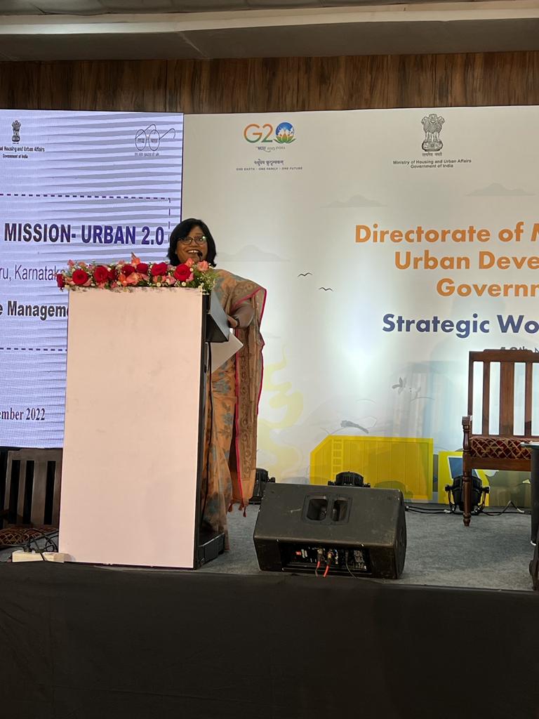 SwachhBharatGov's tweet photo. Ms. Sravanthi Jeevan, Asst Adviser, CPHEEO focused on C&D Waste Management at #StrategicWorkshop on SBM-U 2.0 for #Karnataka. She further discussed the impacts of poor Construction & Demolition #WasteManagement and elaborated on types of C&D processing. https://t.co/Yq6r9PRwsb