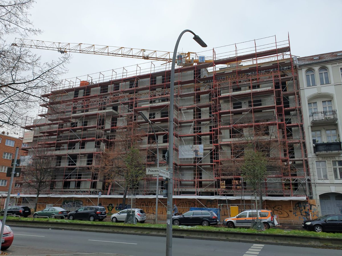 SenStadtBerlin's tweet photo. Heute feierten wir ein ganz besonderes Richtfest. Im Soldiner Kiez entsteht ein einzigartiges Modellprojekt der degewo für betreutes Wohnen mit 58 Wohnungen. Das Projekt wurde zusammen mit sozialen Trägern entwickelt und auf die Bedarfe der künftigen Bewohner:innen zugeschnitten. https://t.co/67S9qkHTqn