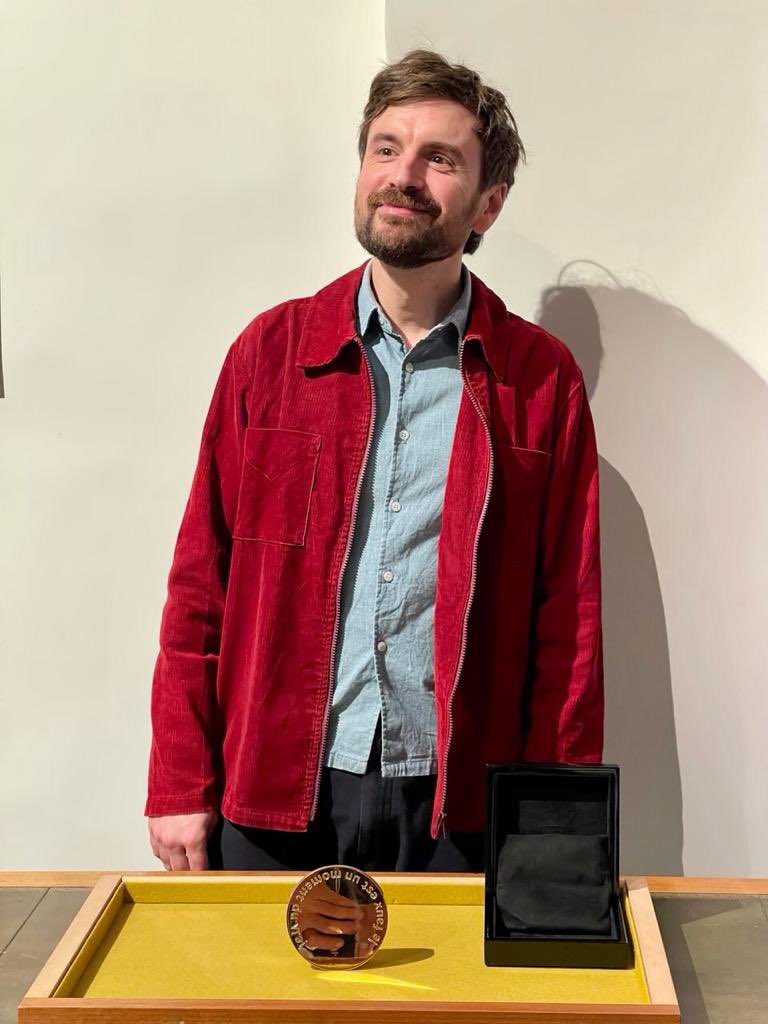 Après des mois de création dans nos ateliers, la #médaille imaginée par <a href="/PierreCharrie/">Pierre Charrié</a>, le lauréat du Prix de la Monnaie de Paris, a été révélée lors d’un vernissage hier soir.
Découvrez-la en images avant de venir l’admirer lors d’une prochaine visite dans notre musée !