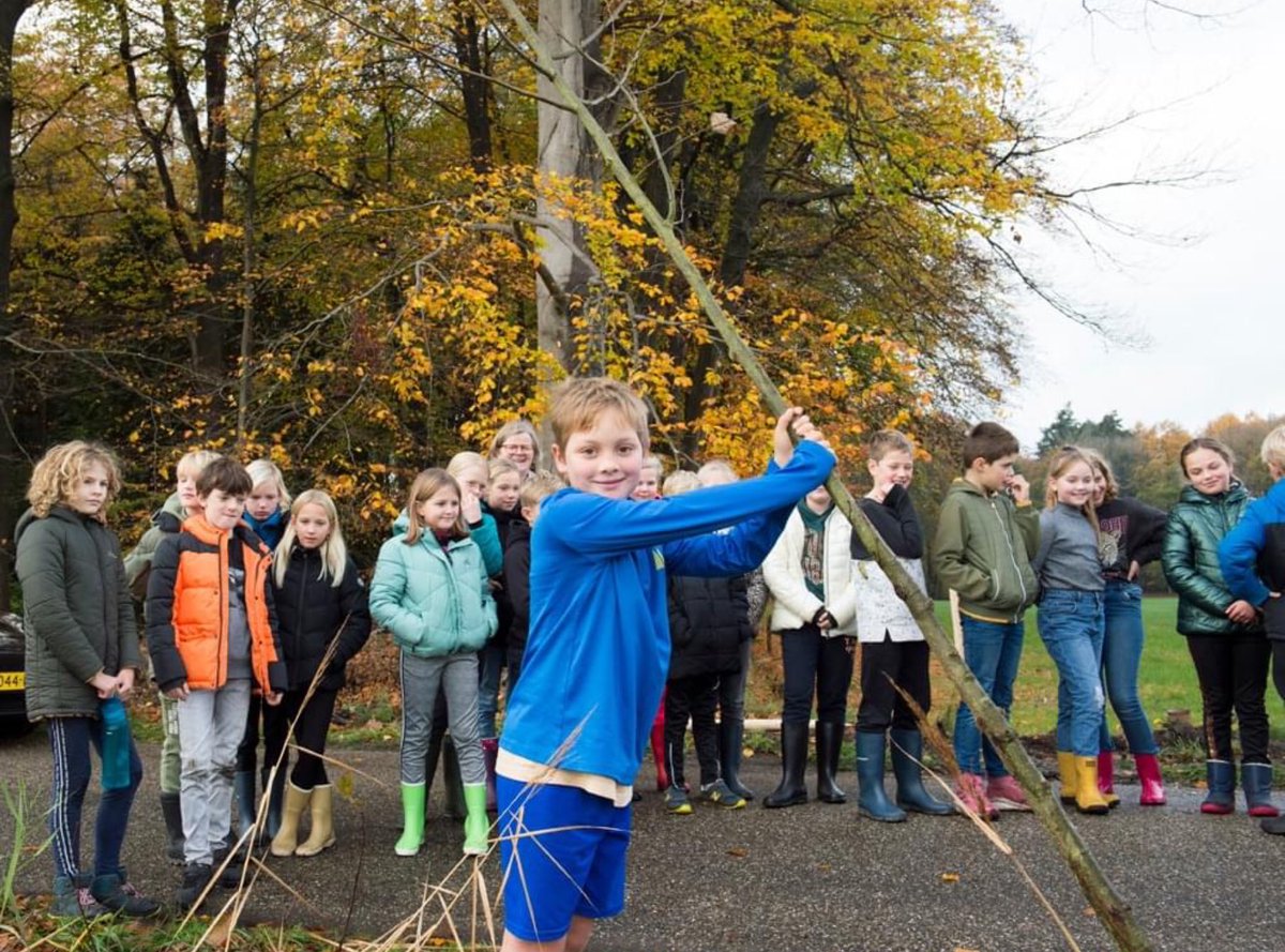 Wat hebben we weer genoten van #boomfeestdag! De harde werkers van OBD de Branink plantten met ons een prachtige biodiverse bomenrij in Laren. Schop in de grond, voeten in de klei! Heerlijk in de herfstzon. Natuurlijk hielp de wethouder van de <a href="/GemLochem/">Gemeente Lochem</a> weer een handje mee.