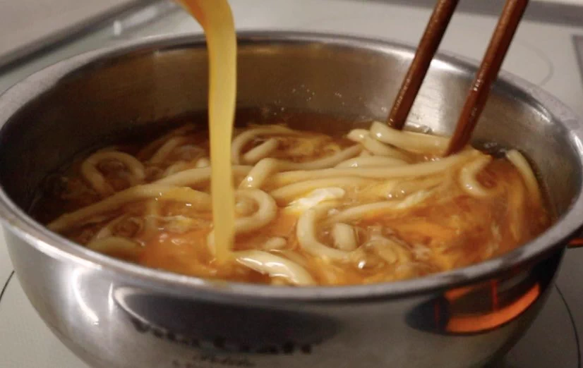 材料費40円！？卵とうどんだけで作る『限界玉子うどん』