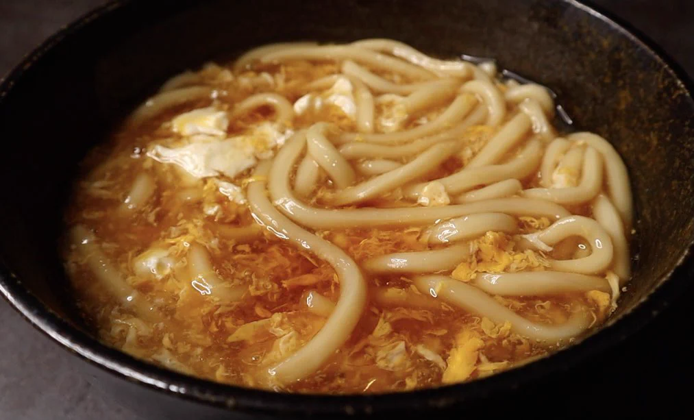 材料費40円！？卵とうどんだけで作る『限界玉子うどん』