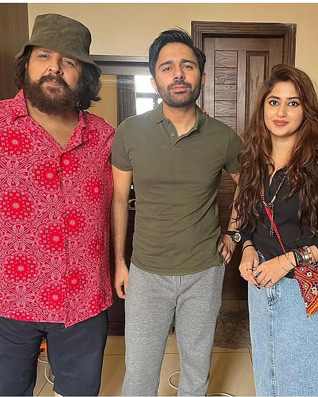 PulseOfPak's tweet photo. What do you think is cooking between #sajalaly #sanasaeed #hamzafirdous #rehansheikh #wahajali ? 👀 Reports say that a international web series is under production directed by the award winning #kashifnisar https://t.co/QGq4SsjFcL
