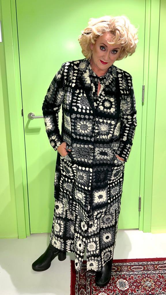 BloemenKarin's tweet photo. Kijk nou toch eens hoe gaaf dit is?! In samenwerking met @PLUS_BASICS hebben we een jurk ontworpen van mijn print, maar dan met hun stof!! Er is ook een colbert van🥰🥰
Zou je ook zoiets willen hebben, kijk dan even op https://t.co/7EPWvZ1f07!👍🏻💋 #plusbasics #karinbloemen https://t.co/So5y7TQ5yv