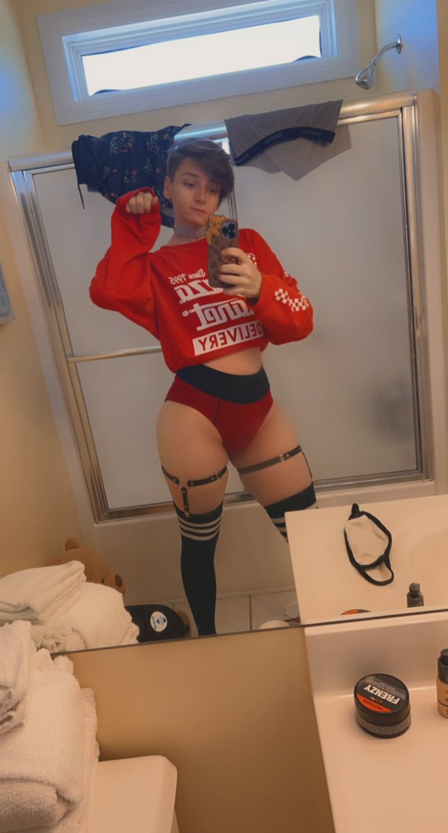 stitchiot's tweet photo. Apparently Twitter is about to close down? So what’s stopping me from posting this ❤️🍕 https://t.co/WTNuTd3ylu