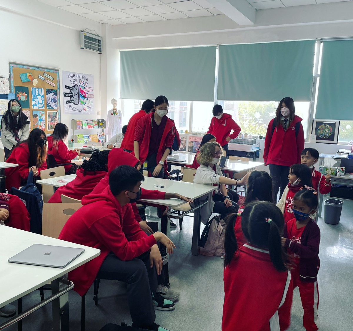 Love these adorable moments. Ms. Nomzie brings some of her kindergarten students to do a book reading 📖 to big kiddos. #myCISB <a href="/CISBeijing/">Canadian International School of Beijing</a>