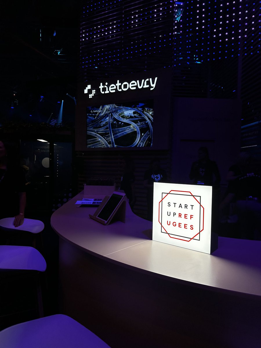 Tietoevryfi's tweet image. Kuinka yritykset, ja meistä jokainen voi tukea maahanmuuttajia integroitumaan paremmin suomalaiseen yhteiskuntaan ja työelämään? @startuprefugees tarjoaa meille kaikille loistavia mahdollisuuksia auttaa, tule kuulemaan lisää klo 14:45! #Slush2022 @kiaharing #purposefultechnology