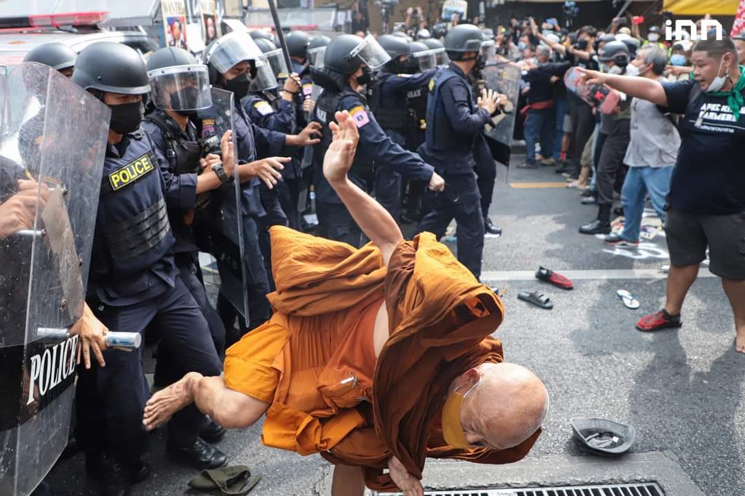 ให้ภาพมันบรรยาย ว่าประเทศนี้มันเหี้ยขนาดไหน พระสงฆ์ที่ควรจำวัดต้องมารบกับพวกห่าที่กินภาษีประชาชน #WhatsHappeningInThailand #ม๊อบ18พฤศจิกา65 #เอเปค2565 #APEC2022THAILAND